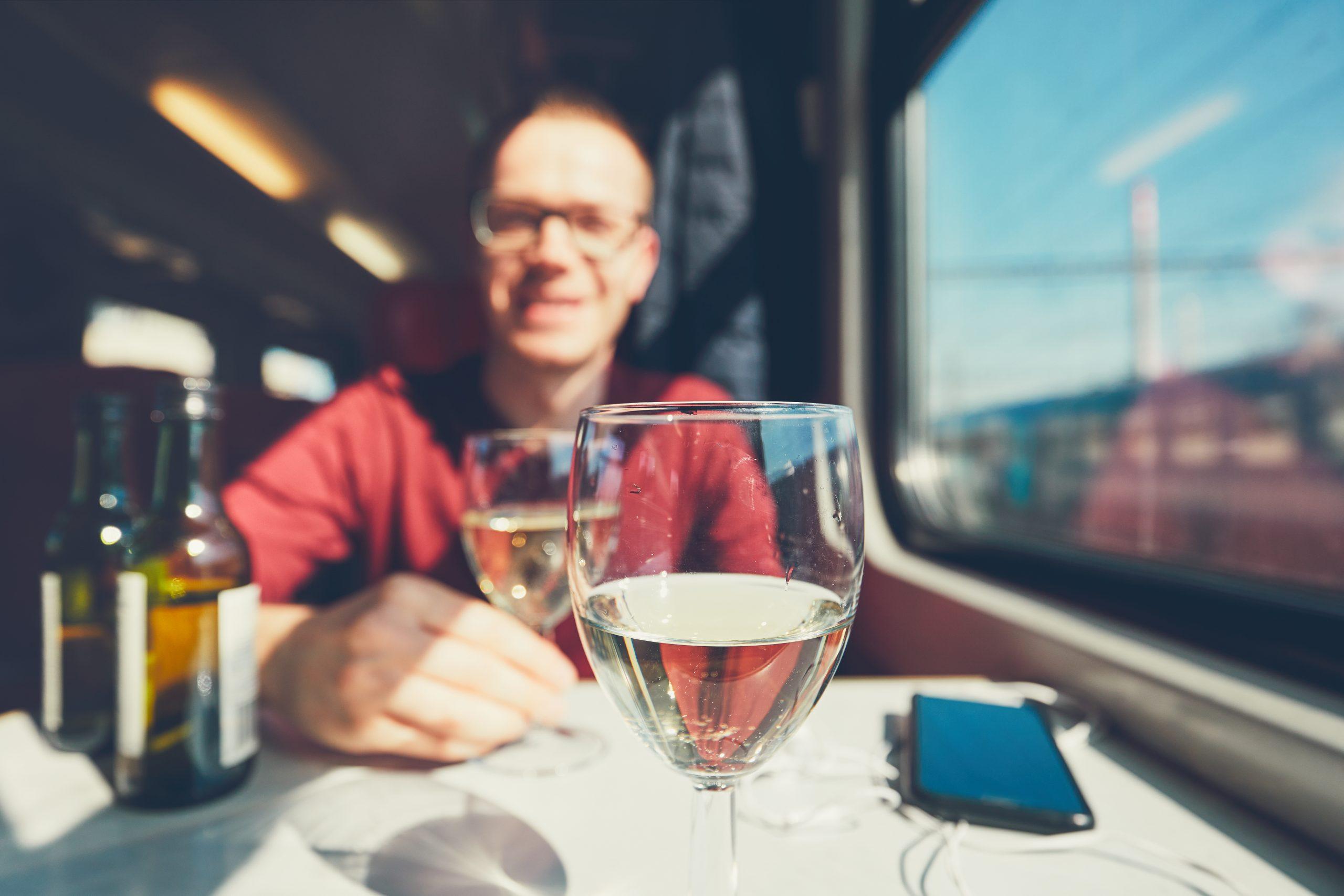 В поезде пила пиво. Пьют в поезде. Выпивка в поезде. Пьянка в поезде. Бухло в поезде.